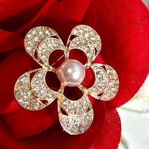 NEW Elegant Gold and Pearl Flower Brooch In Rose Gold Tone